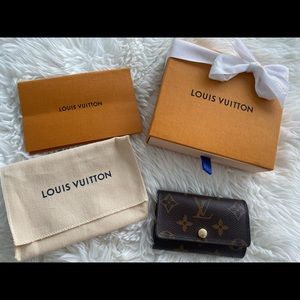 LOUIS VUITTON 6 key holder